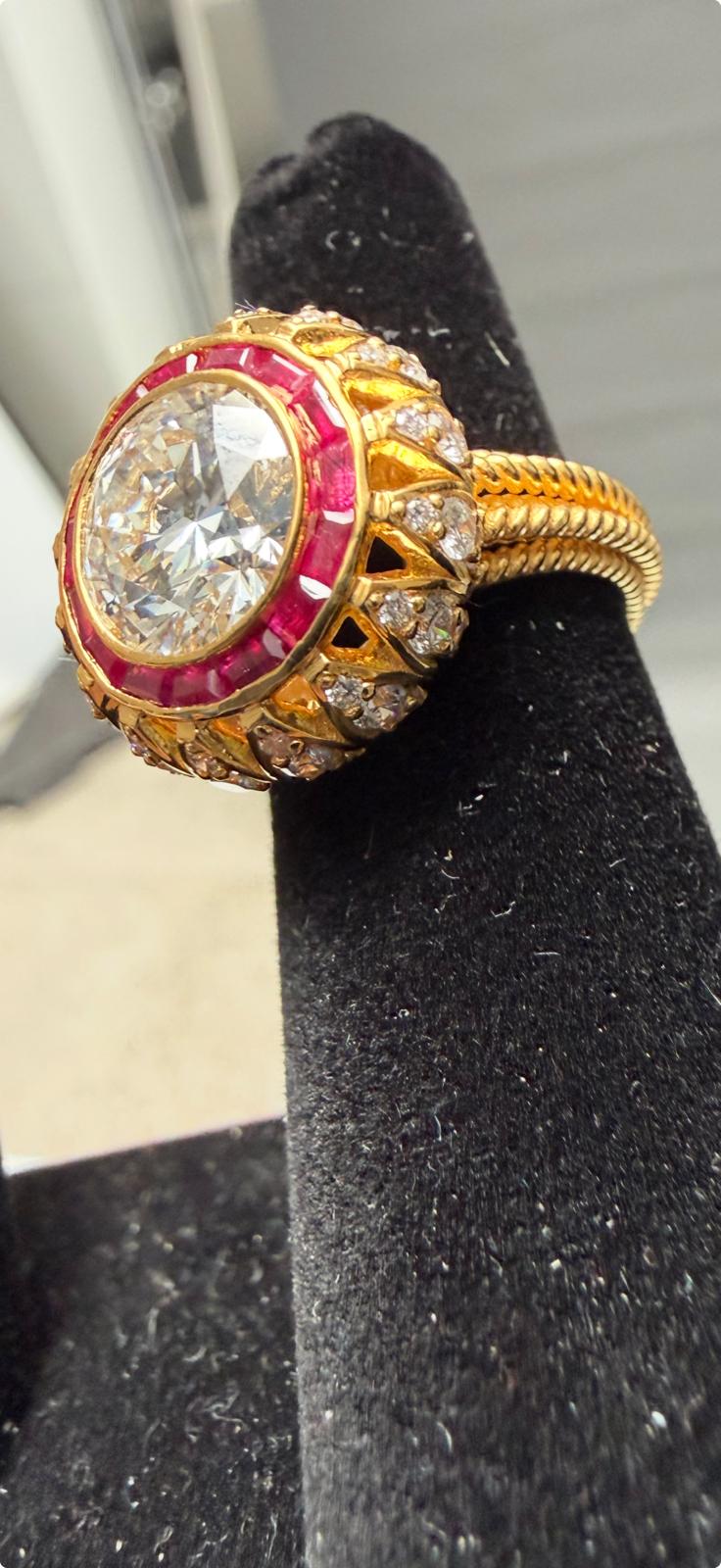 Le Discret Engagement Ring
